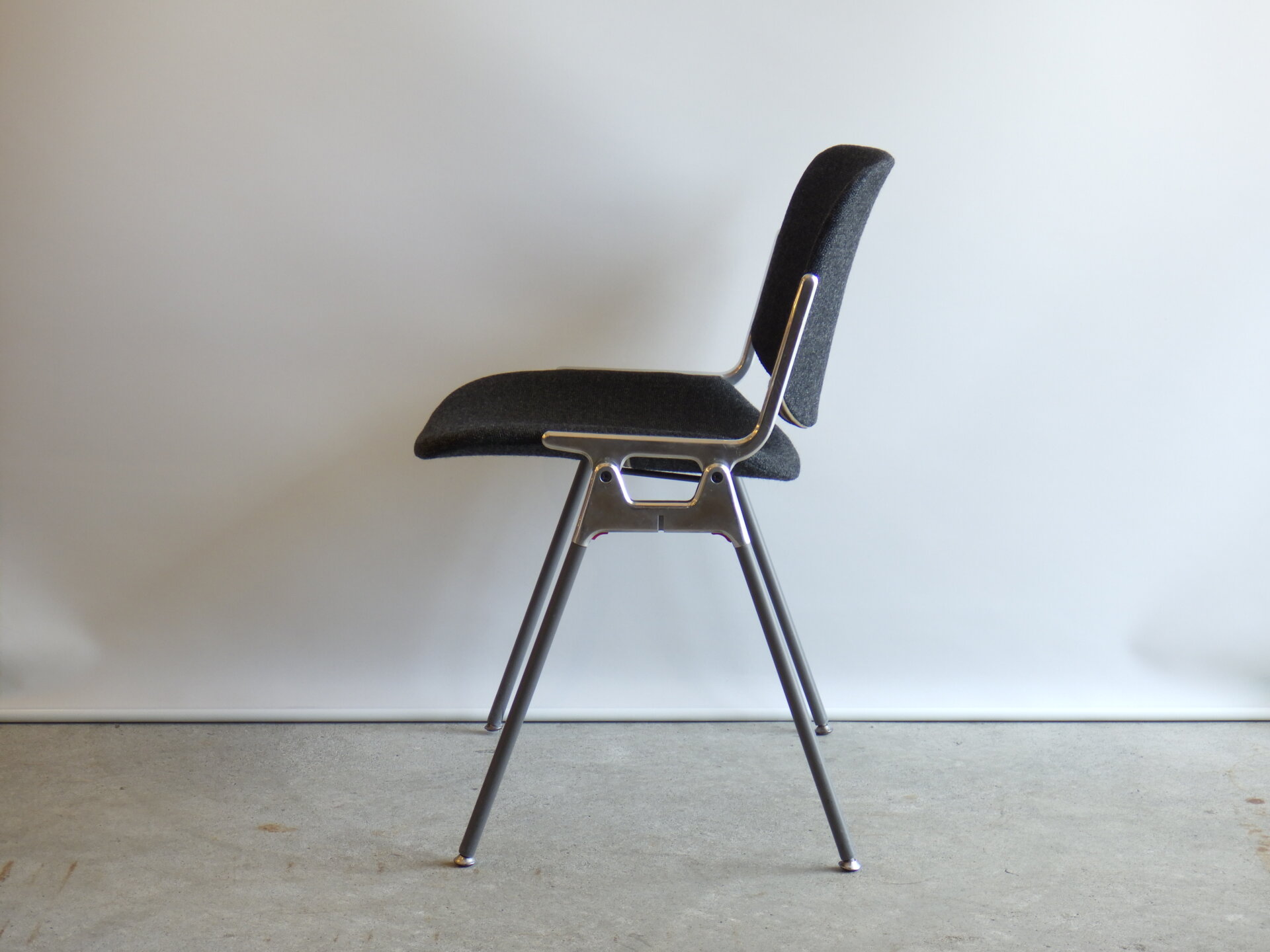 カステリDSC 106 スタッキングチェア　アーム付　椅子 Castelli” DSC 106 Chair by Giancarlo Piretti カステリ ビンテージ